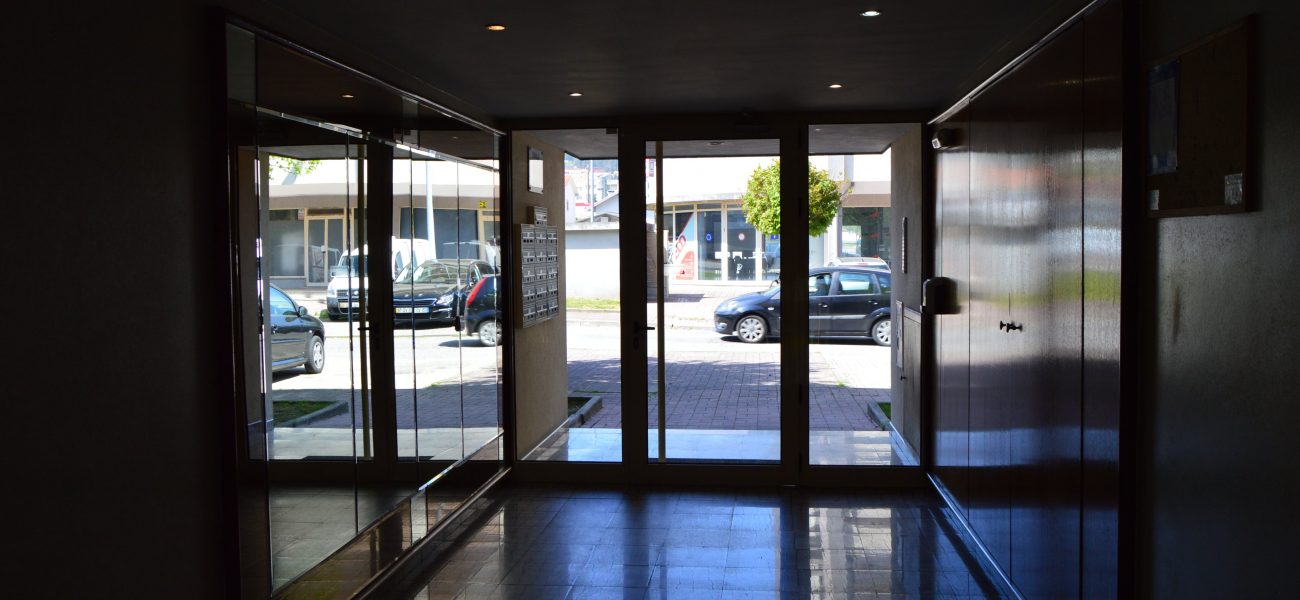 entrada-prédio-interior-min
